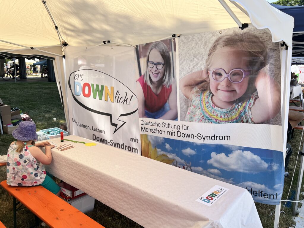 ersdownlich- und Banner der Down-Syndrom Stiftung als Hintergrund unserer Bastelecke